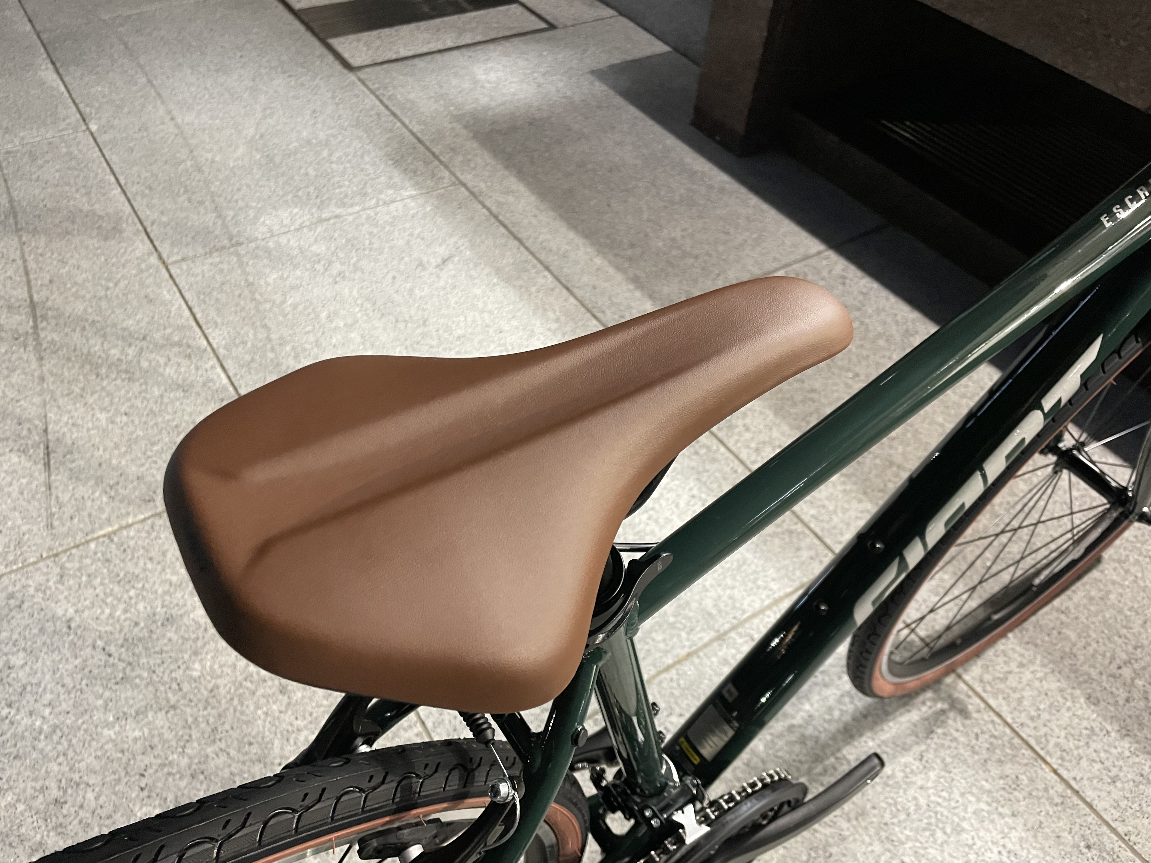大人気のクロスバイクESCAPE R3が全カラー勢揃いしました！【GIANT