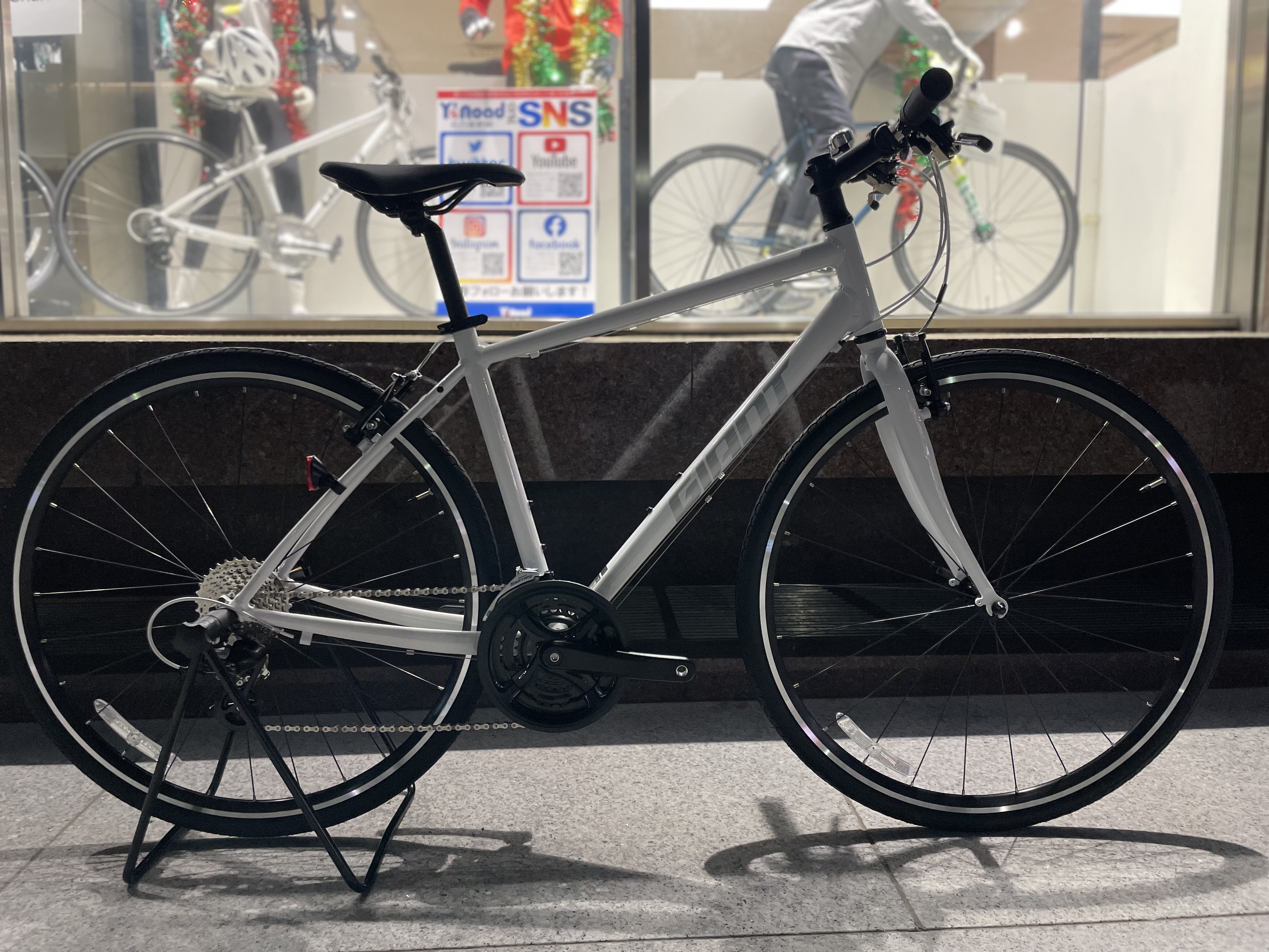 大人気のクロスバイクESCAPE R3が全カラー勢揃いしました！【GIANT