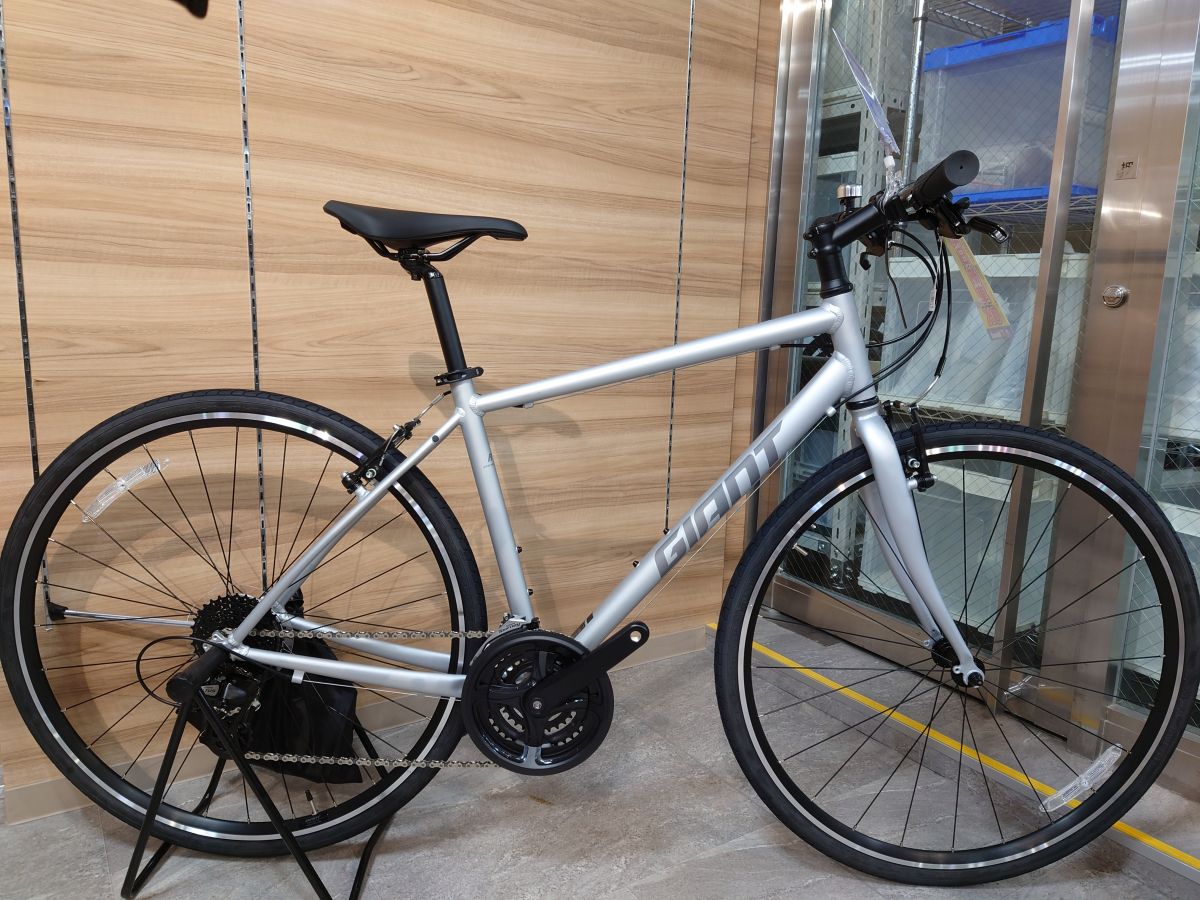 BLACKFRIDAY!】GIANTの名作クロスバイクにｷｯｸｽﾀﾝﾄﾞが付いて更にお得に