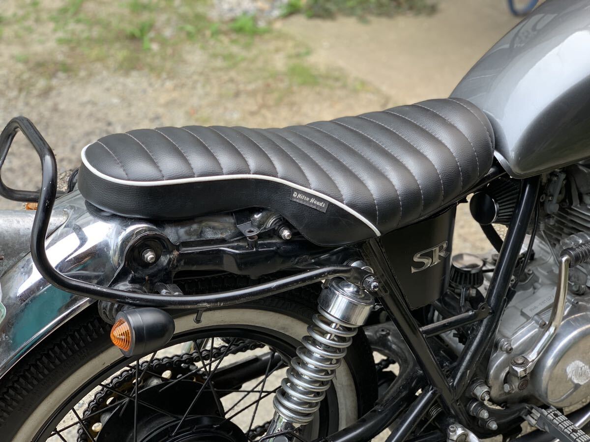 SR400 シート 黒白 Nitro Heads タックロール コブラシート ボバー