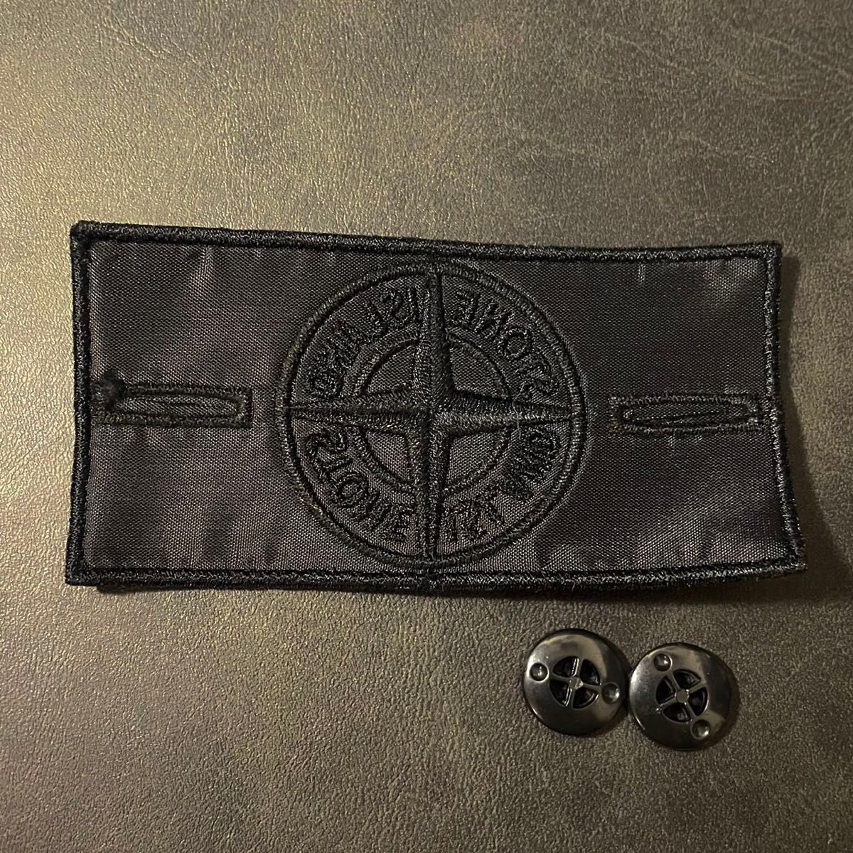 STONE ISLAND ストーンアイランド タグ ワッペンボタン付き 黒｜Yahoo