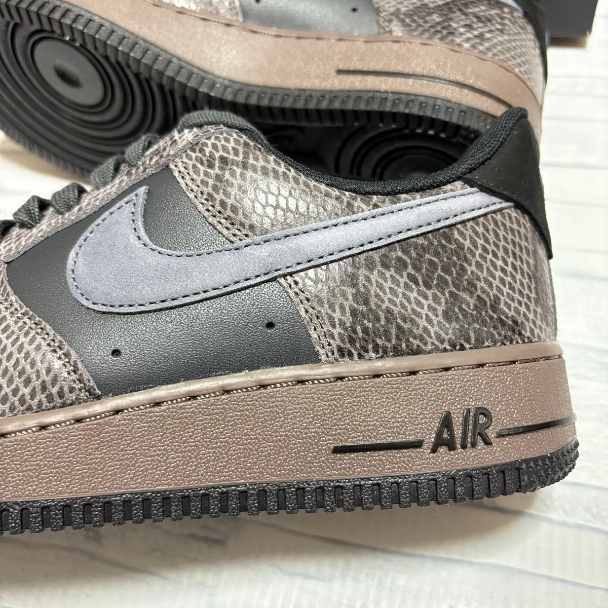 NIKE AIR FORCE 1 '07 LV8 