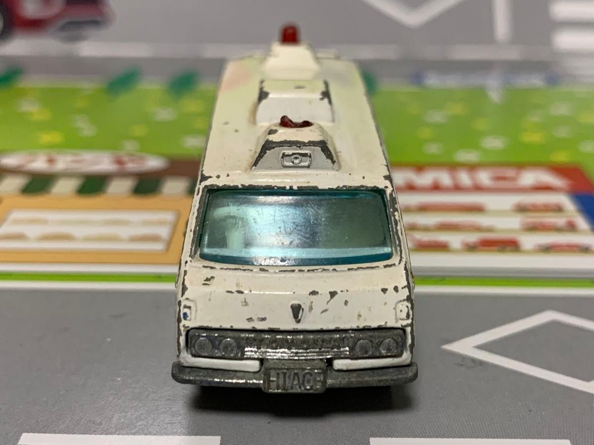 黒箱トミカ NO 57 トヨタ ハイエース コミューター 救急車 日本製