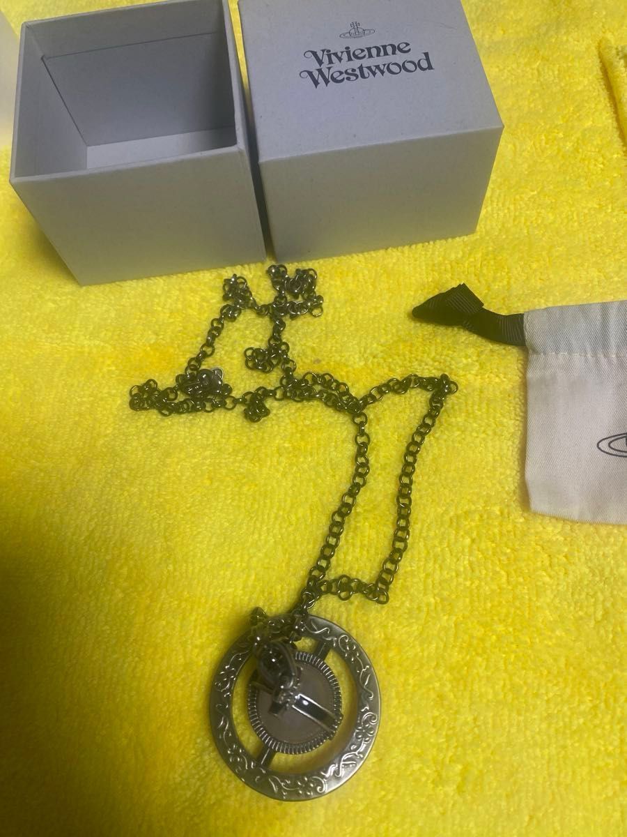 Vivienne Westwood 花刻印スモールネックレス ヴィヴィアンウエスト