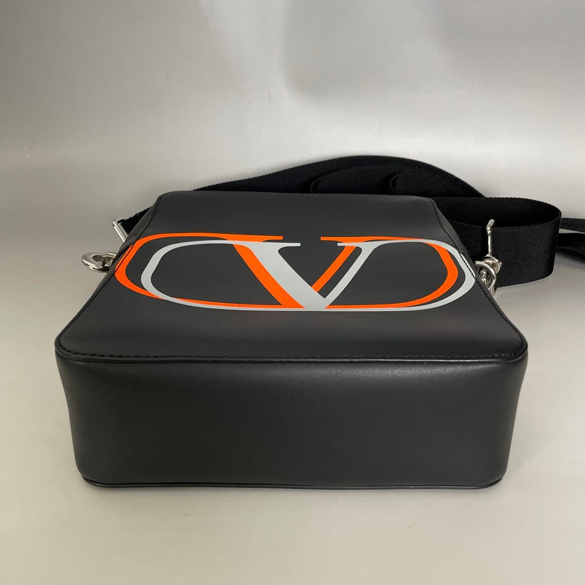 VALENTINO 極美品 黒 Vロゴ ショルダーバッグ ヴァレンティノ ブラック