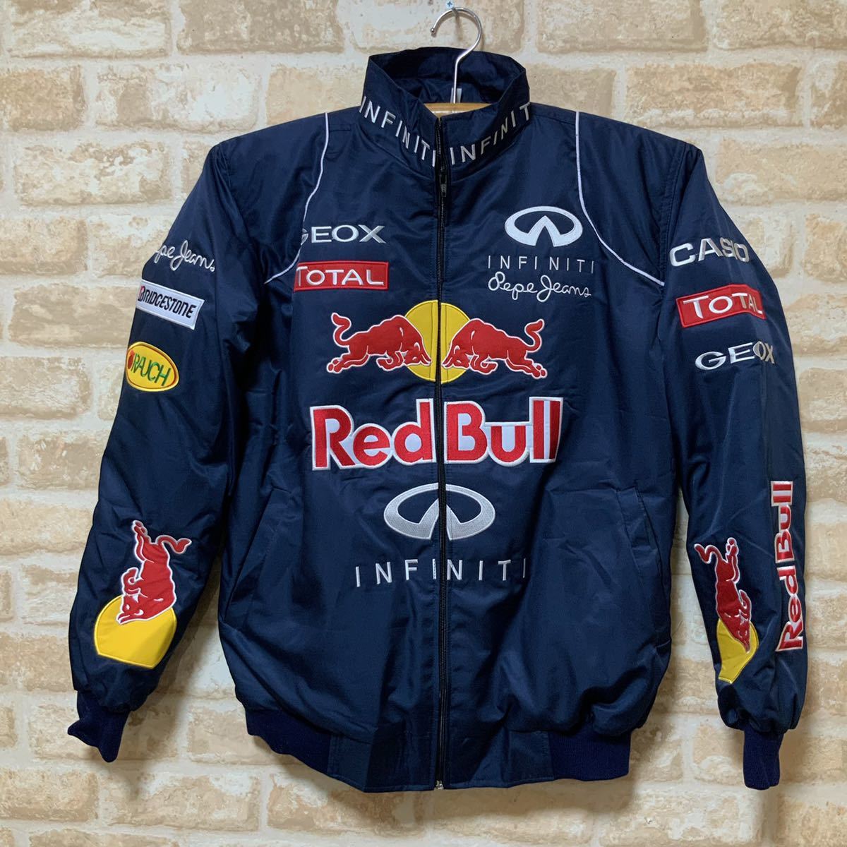 レッドブル レーシングジャケット ブルゾン Mサイズ REDBULL 中綿 入り