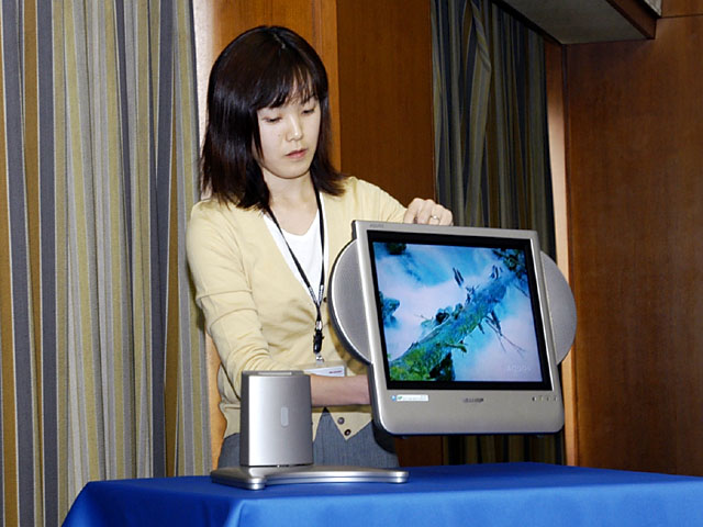 シャープ、バッテリ内蔵の無線液晶TV「アクオスモバイル」