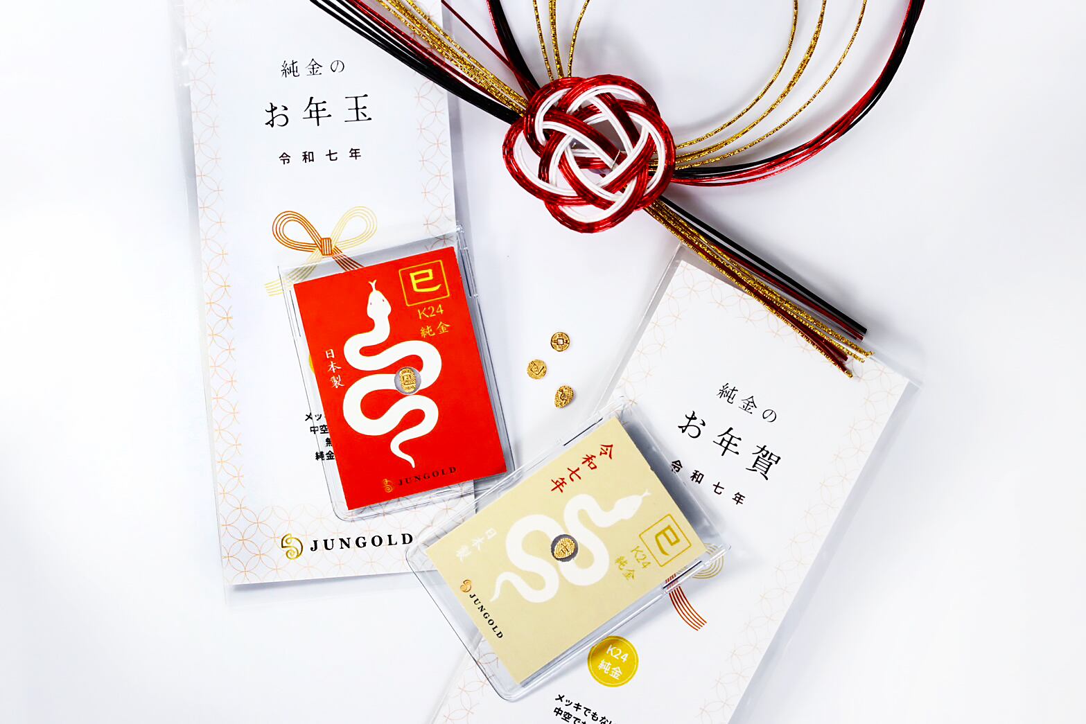 2025年【巳年】の純金のお守り「JUNGOLD」。台紙の色は赤、約0.1g