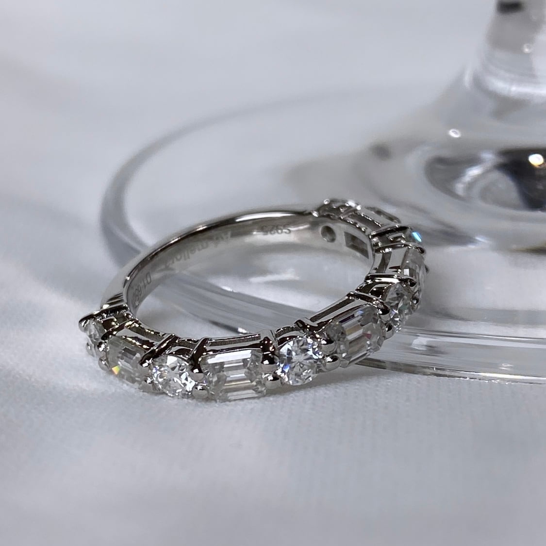 エメラルドカット モアサナイト 1.65ct ハーフエタニティリング