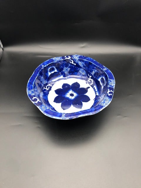鮮やかな深いコバルトブルーが印象的・ 伊万里焼 染付ベロ藍花紋大鉢