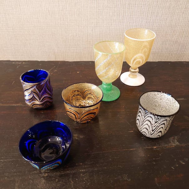 岩田久利 縁青 全体に金 青オレンジ模様 硝子 ガラス 盃 猪口 酒器