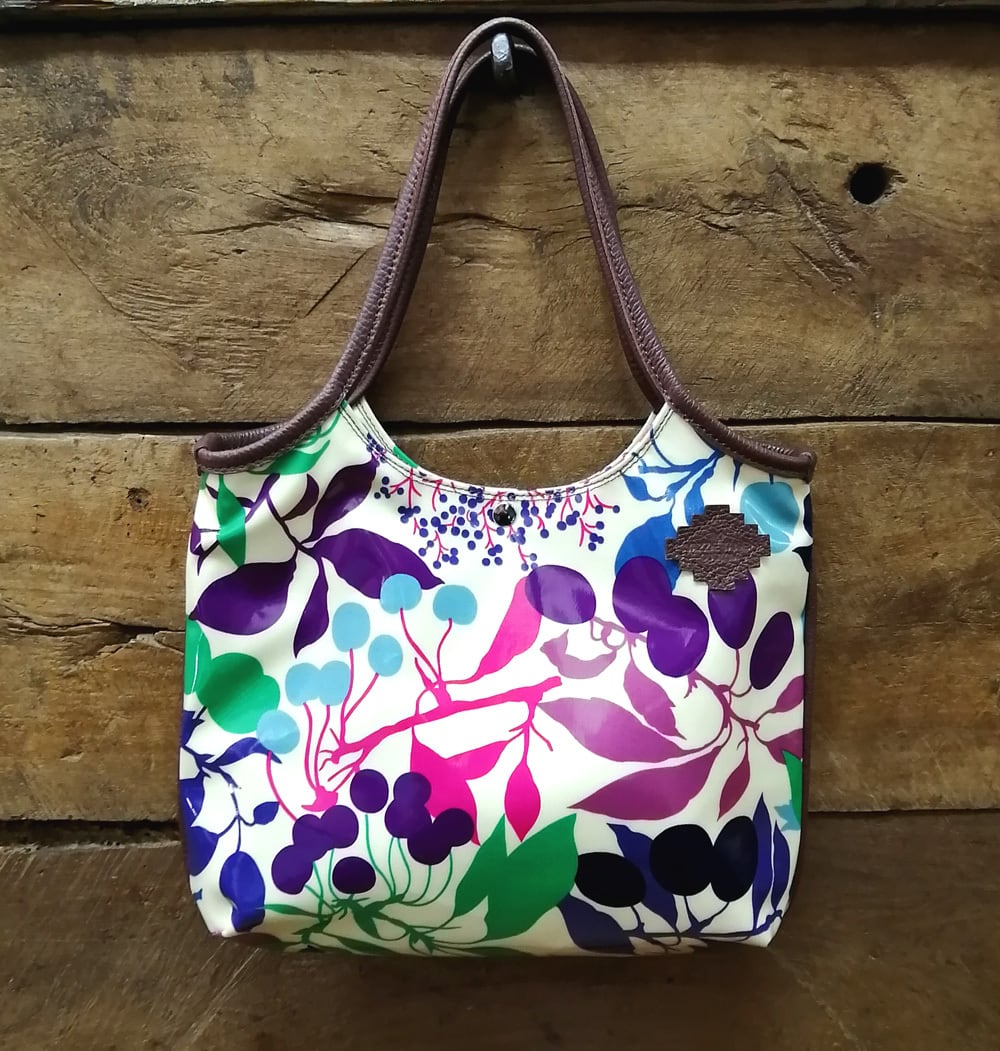 △20%OFF トートバッグ「SWING」berry(A) フルーツ柄 | YAZZIE TAISE