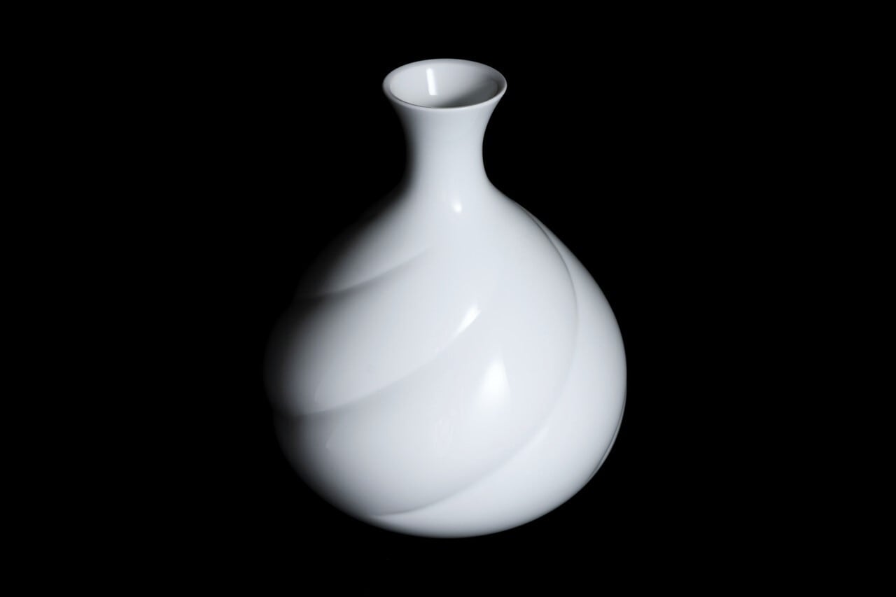 井上萬二作】白磁線鶴首花瓶 | 井上萬二窯 INOUE MANJI KILN