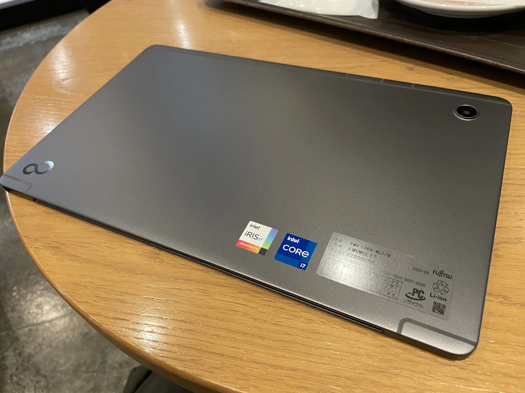 軽くて薄いクリエイティブタブレット、FMV LOOX WL1/G レビュー