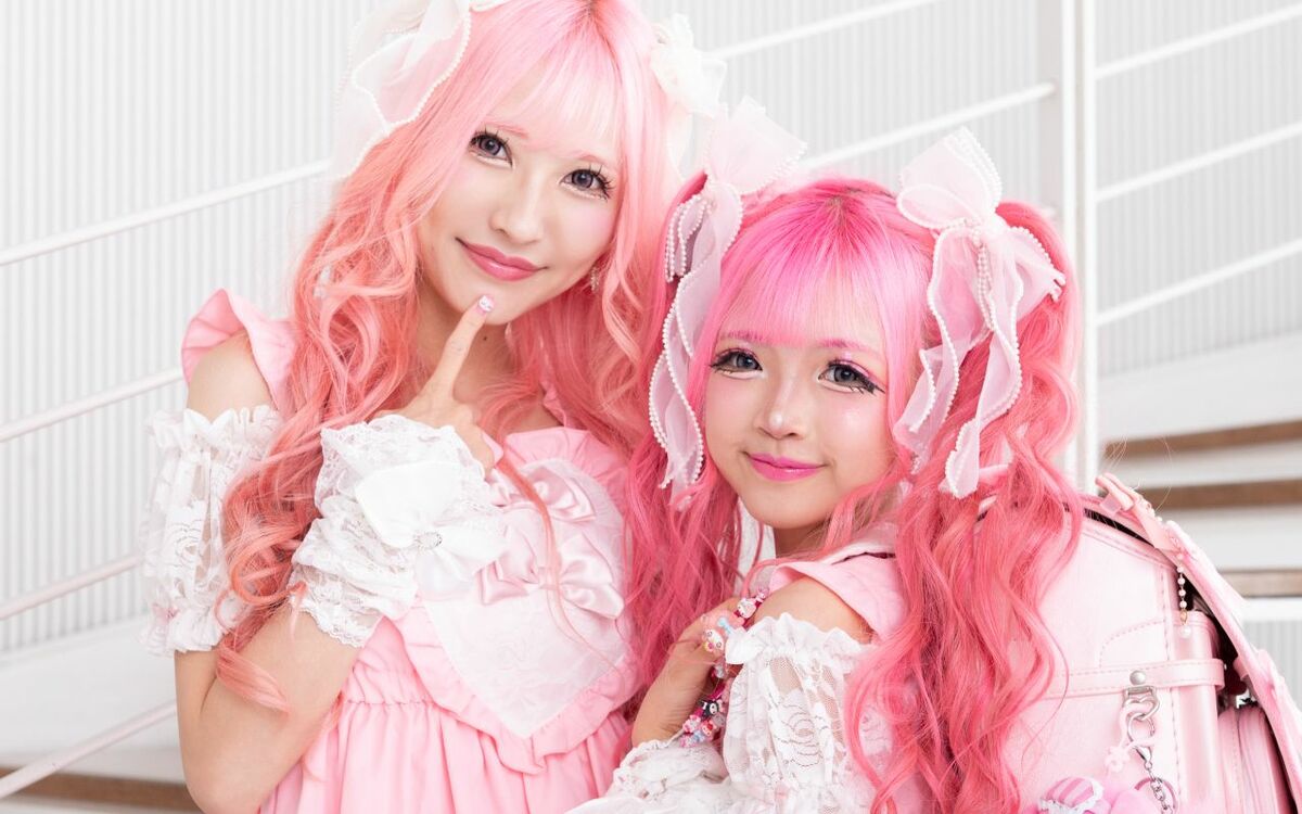 ママは『小悪魔ageha』出身、5歳から自分でメイクを始め…全身ピンク色