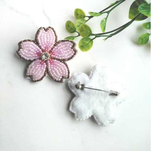 M.K.R.K⭐︎ 桜 ビーズ 刺繍 ブローチ ハンドメイドアクセサリー ビーズ刺繍ブローチ 桜<白ピンク> ブローチ Beeeads 通販 11170308