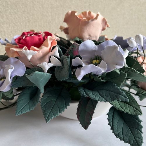 クレイアート バラのフラワーアレンジメント 八重のバラ8輪 一重のバラ
