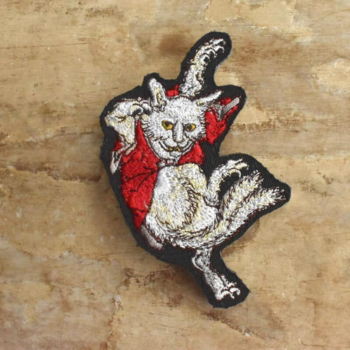 刺繍のブローチ[赤いちゃんちゃんこを着た猫マタ]浮世絵_踊る妖怪