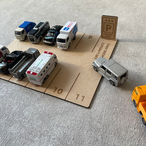 トミカ木製手作り駐車場（ビッグイエロ－）BY04 トミカ木製手作り駐