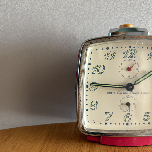 国産の古いレトロな目覚まし時計 SEIKO 置き時計 ゼンマイ式 CORONA