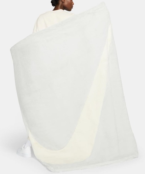 NIKE（ナイキ）の「NIKE WMNS NSW FAUX FUR BLANKET KRMG DO3793-025