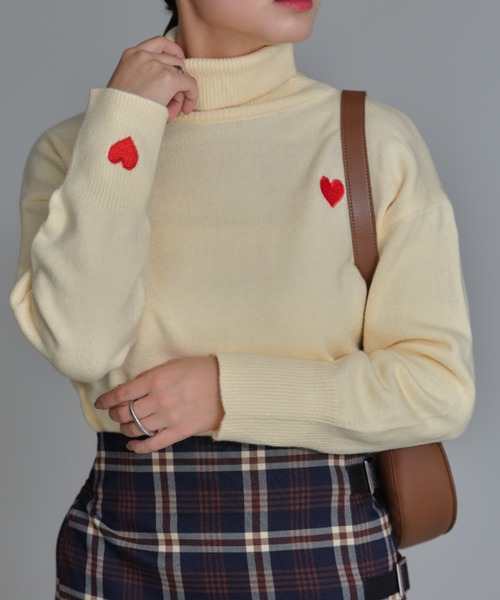 ハート刺繍タートルネックプルオーバー（ニット/セーター）｜deux