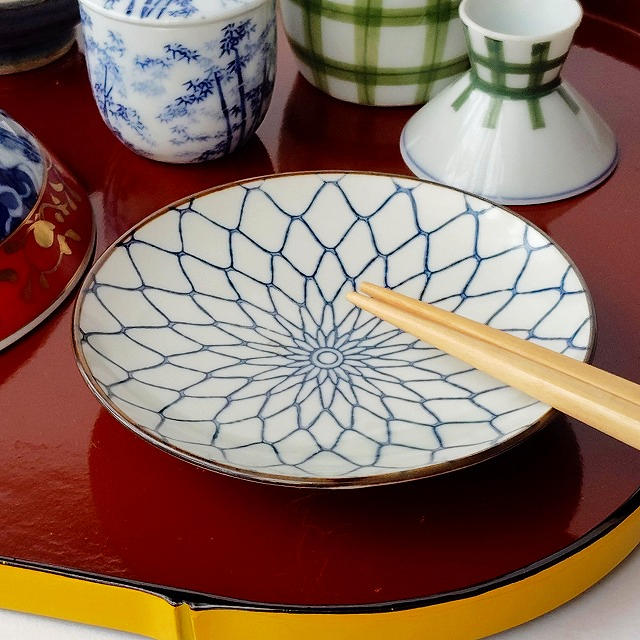 有田焼のフチさび網目柄の4.5寸皿/小皿(Φ13.4cm) - たんぽぽ | 昭和