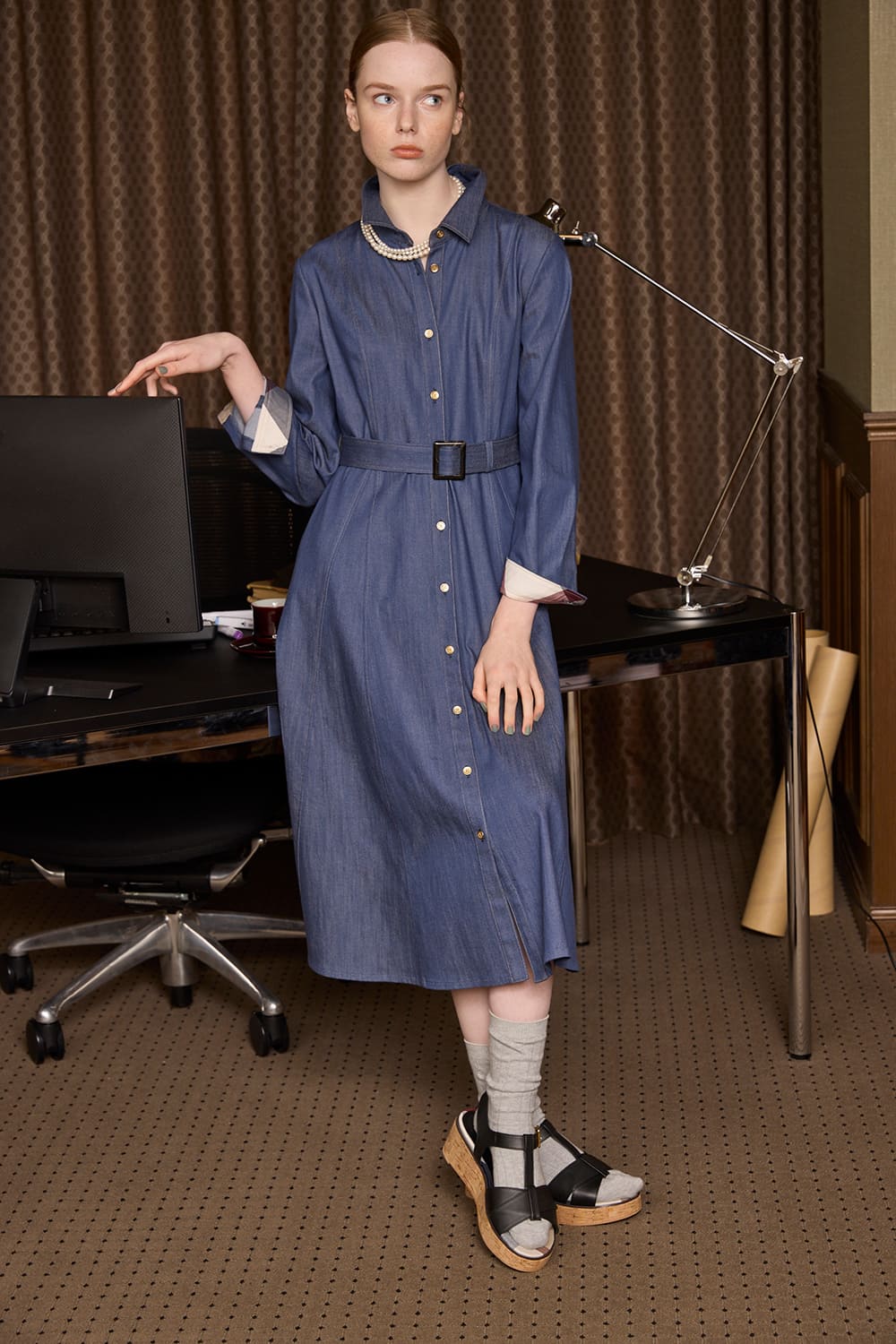 AT THE OFFICE｜BLUE LABEL CRESTBRIDGE(ブルーレーベル・クレスト