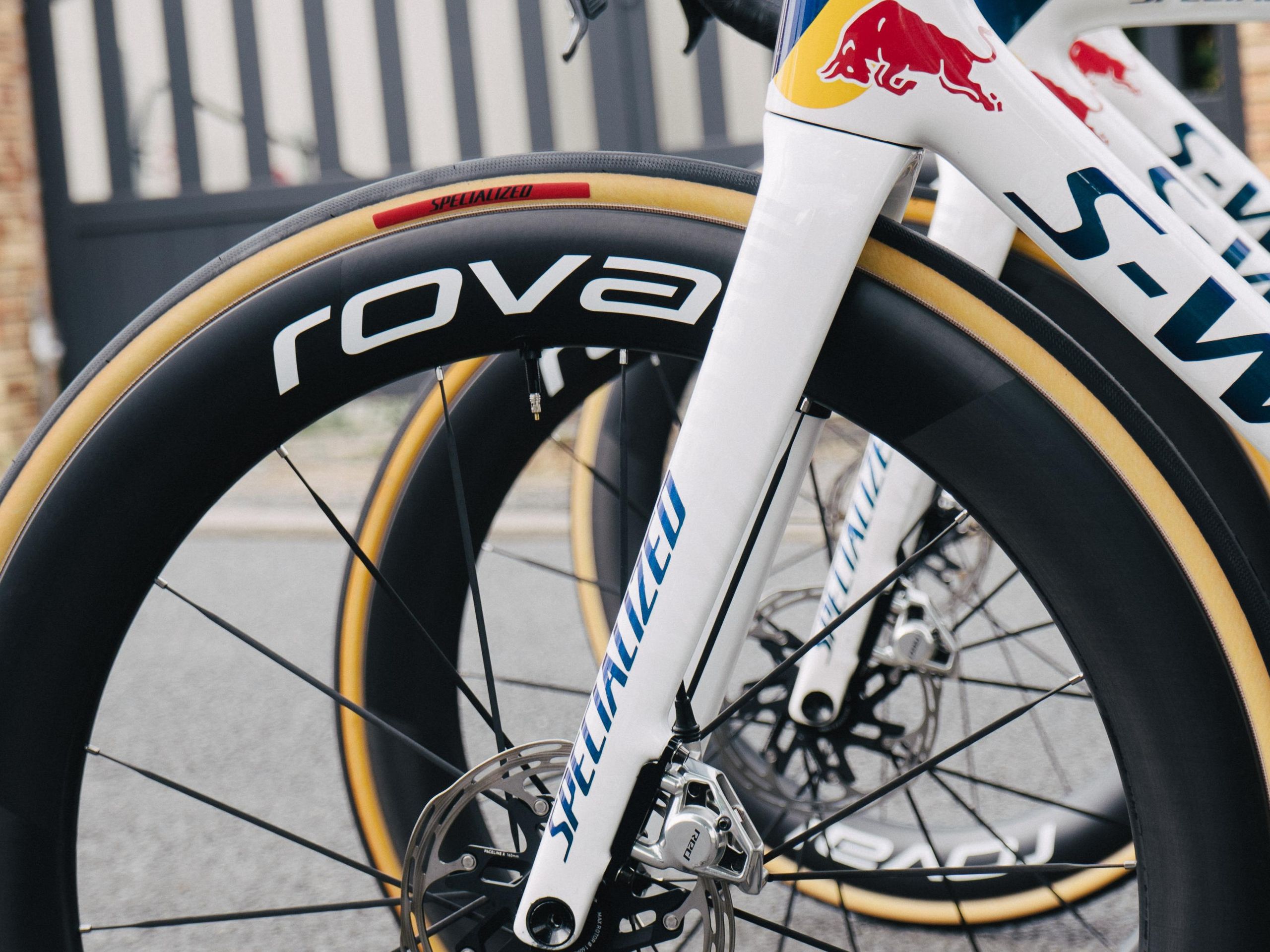 Specialized sneaks out a pair of new Roval Rapide wheelsets at the