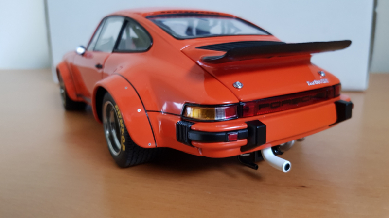 エグゾト 1/18 ポルシェ934 RSR #69 HCC Skiwear