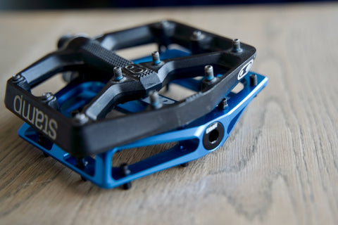 オールラウンドに使えるフラットペダル【Crankbrothers Stamp 7