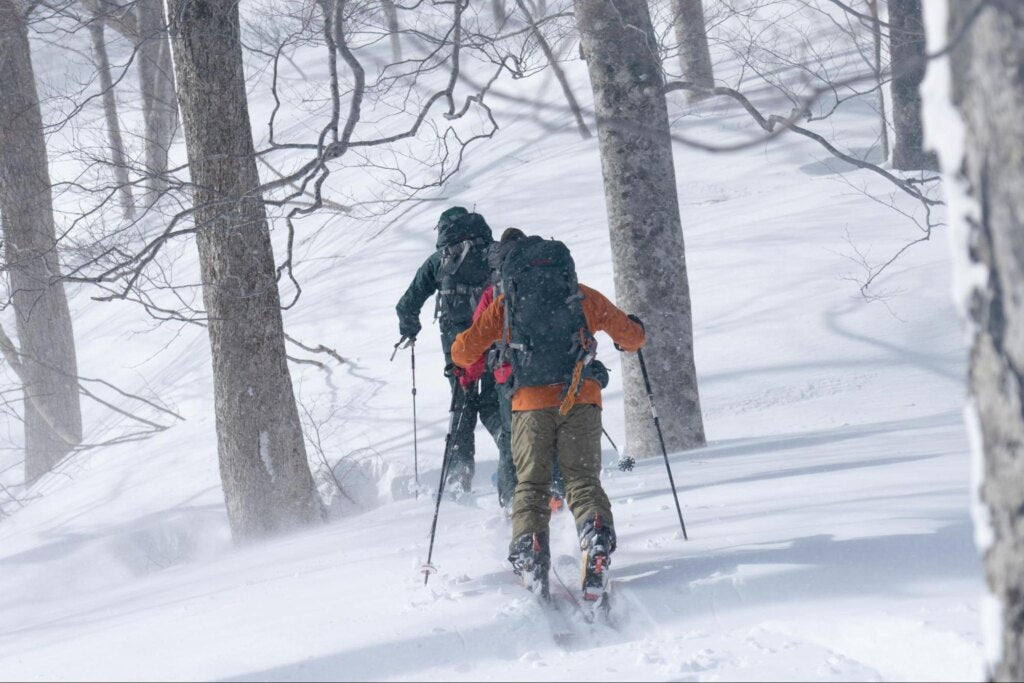 バックカントリーに必須な装備はこれ！魅力面や服装についても – TETON