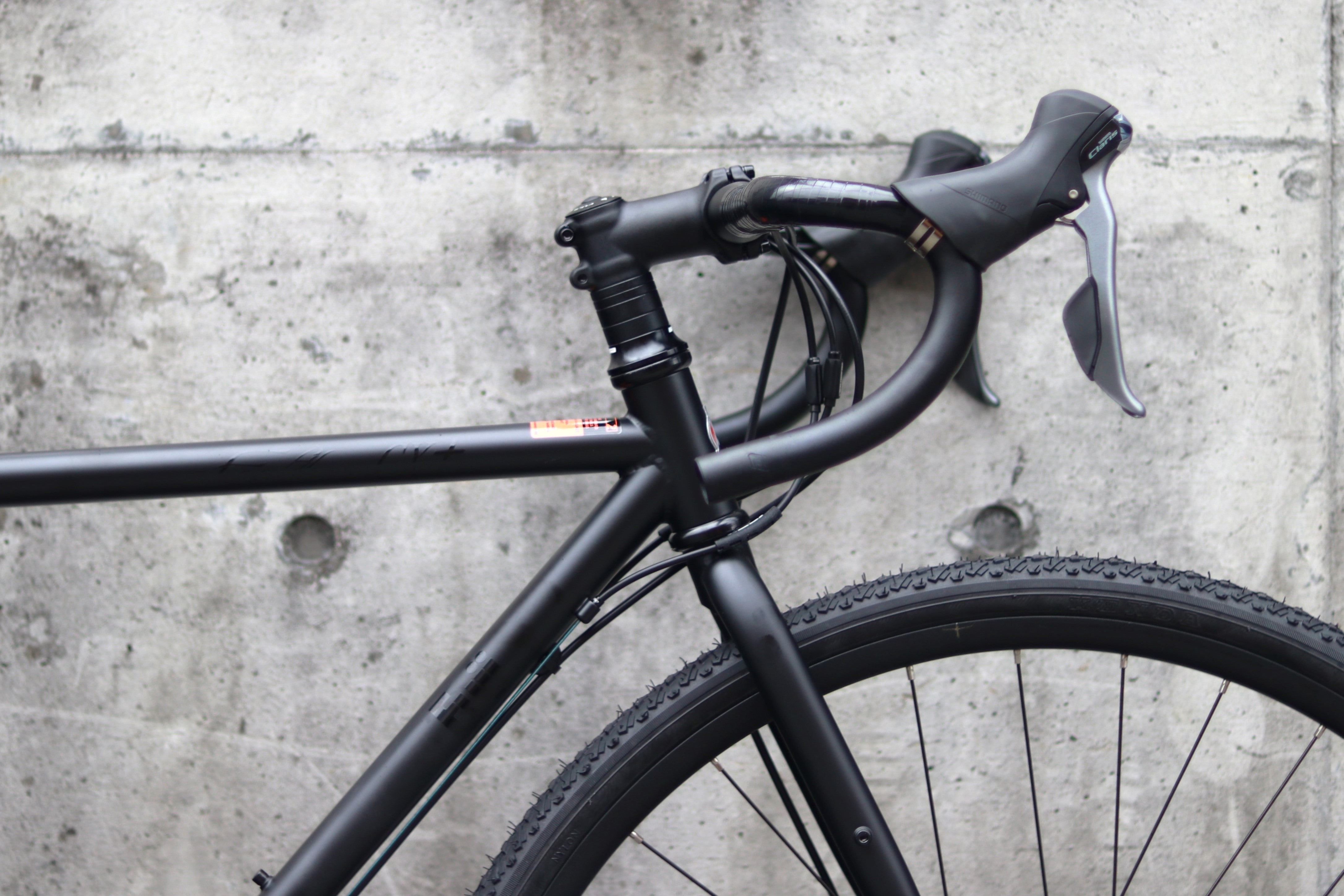 2026年モデル】クロモリ×グラベル仕様｜FUJI FEATHER CX+が“万能バイク