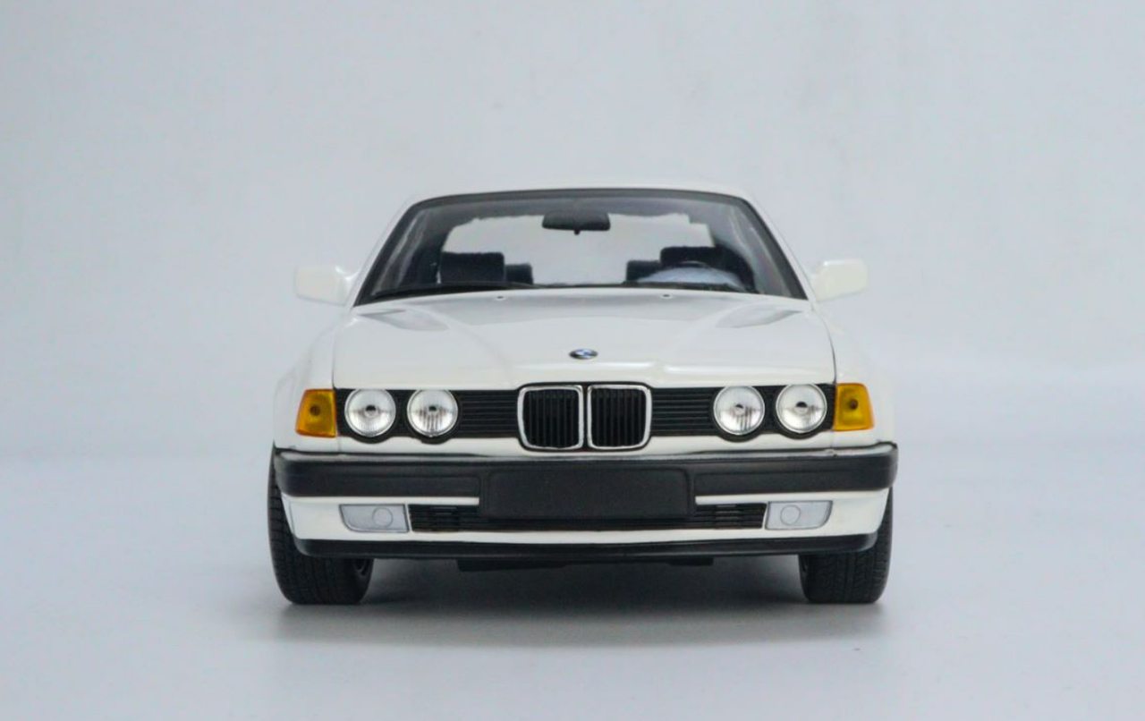 1/18 Minichamps 1986 BMW 730i (E32) (White) Diecast Car Model