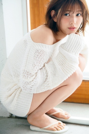 欅坂46渡邉理佐、オフショルニットで美肌＆美脚披露 爽やかな健康美で