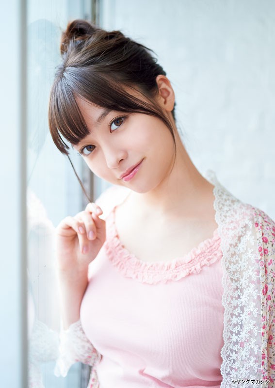 橋本環奈“オトナ”の魅力を完全解放 ショートパンツ＆赤ワンピから輝く