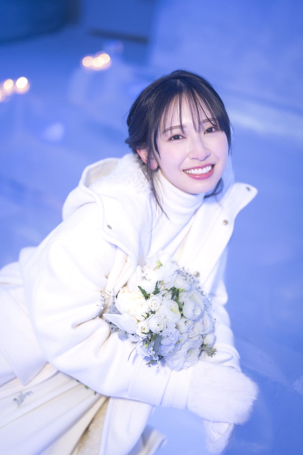日向坂46金村美玖、マイナス10度“氷の教会”で弾ける笑顔 ブーケ＆純白