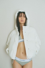 齋藤飛鳥、ダウン×下着の鮮烈ショット公開 「卒業写真集」から解禁