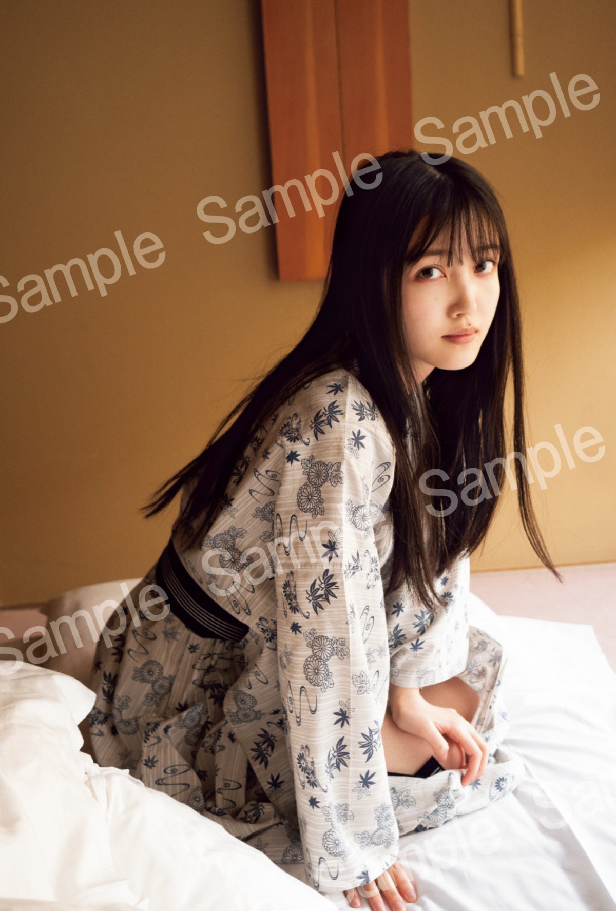 乃木坂46久保史緒里、三つ編みヘアでオフ感満載の寝転びショット 写真
