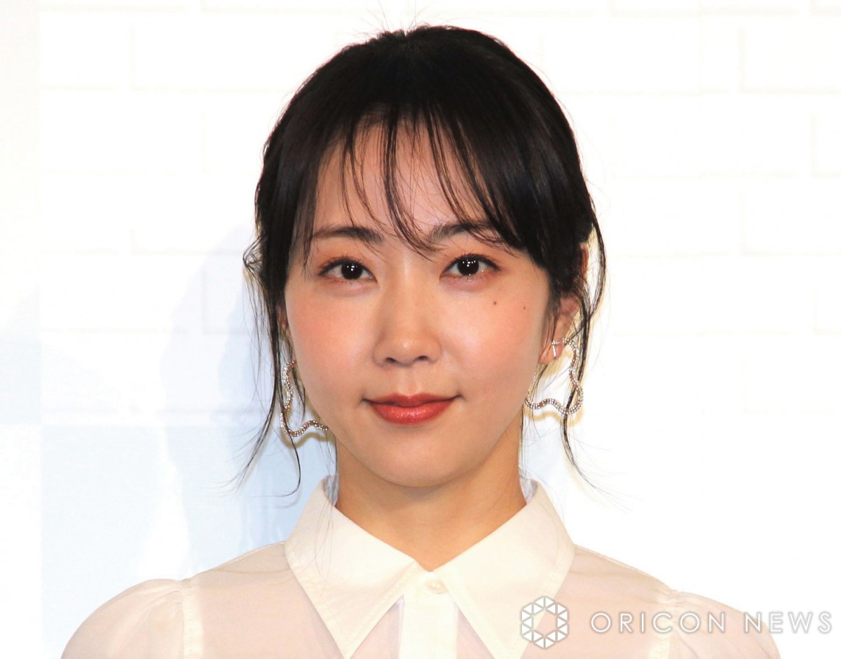木南晴夏“パックリ”スタイルで大胆美背中 大人の魅力溢れる『原色美女