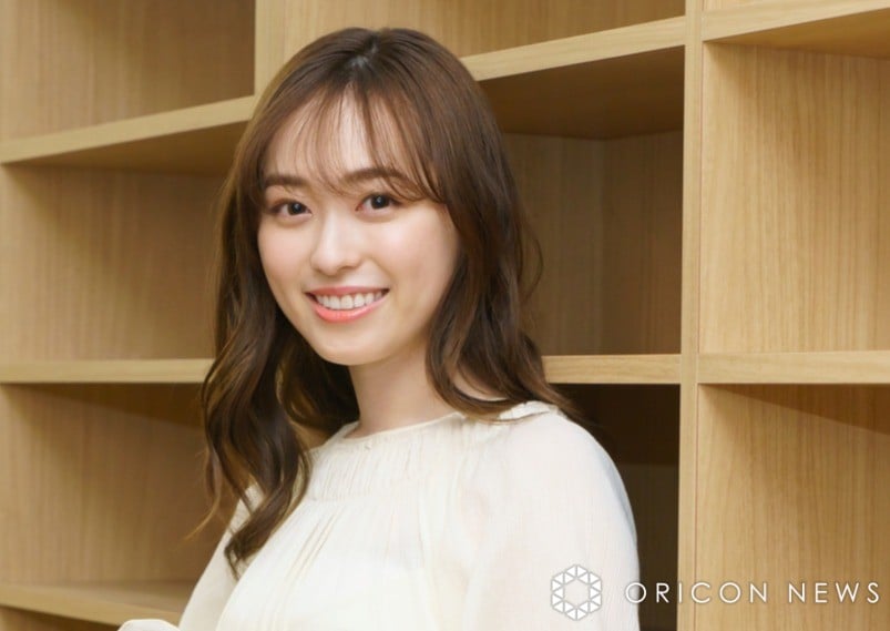 福原遥『東京カレンダー』表紙で大人なタイト黒ワンピ「これが港区女子