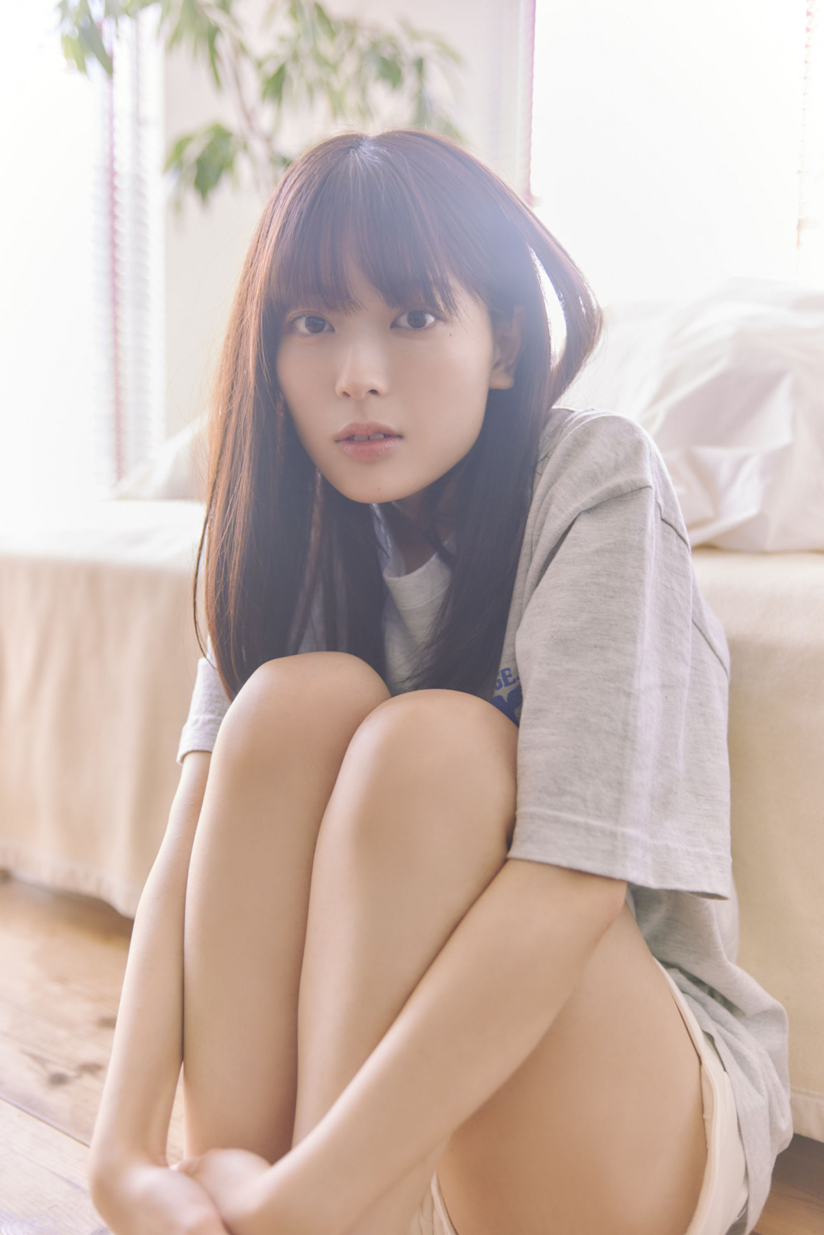 乃木坂46岩本蓮加、Tシャツ×ショーパンスタイルで美脚あらわ 『1st写真