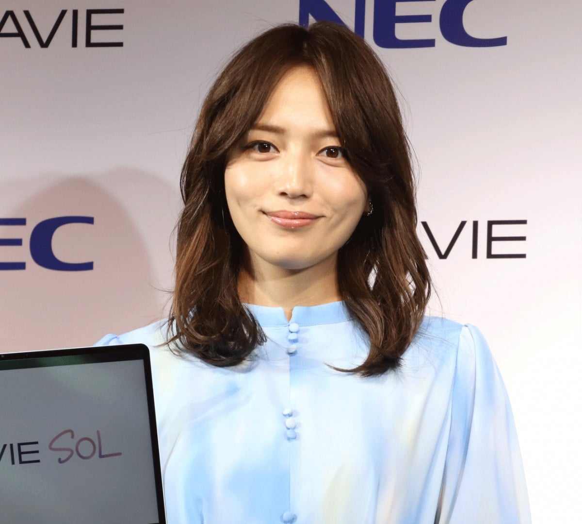 川口春奈、器用なグルーガンさばき披露 手際よく飾り付けオリジナル