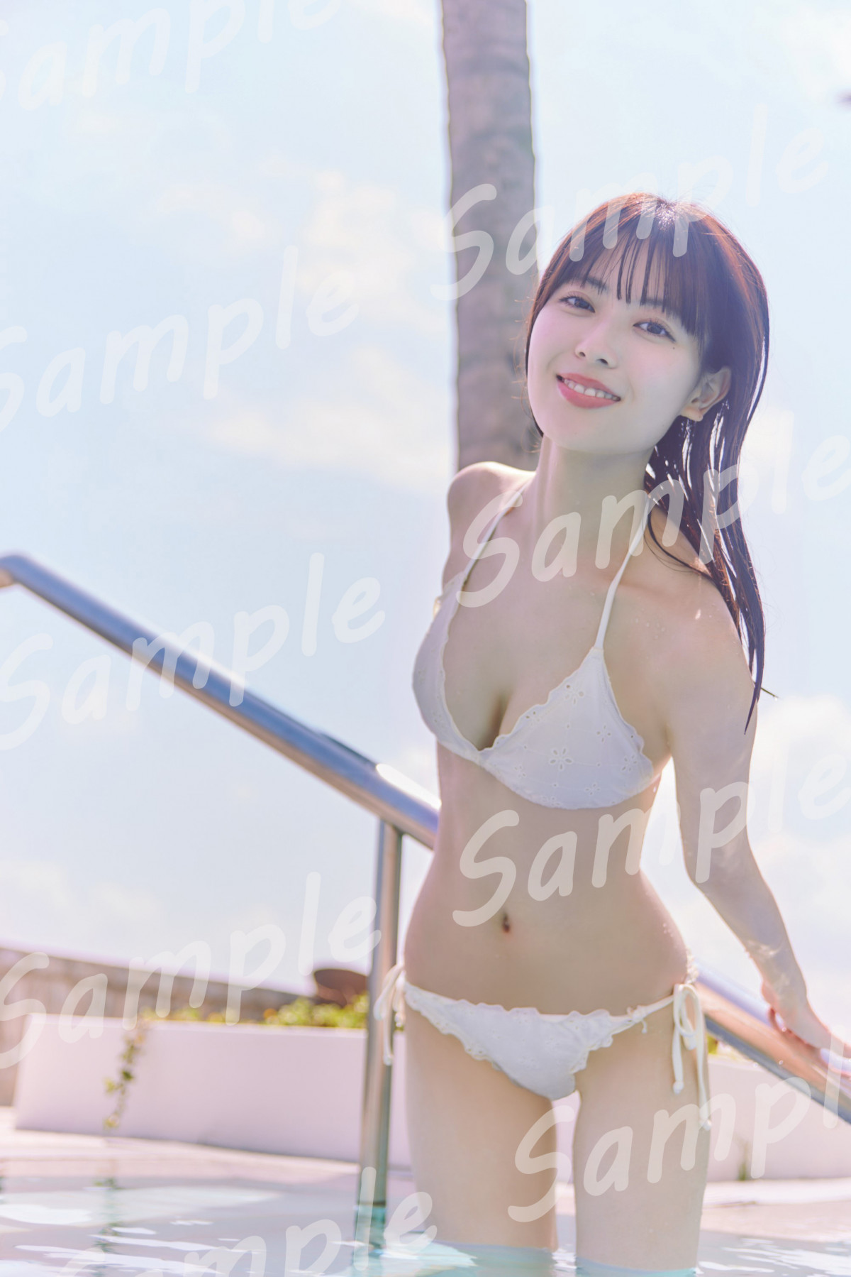 乃木坂46岩本蓮加、美くびれ際立つピュアホワイトの水着姿 | オリコン