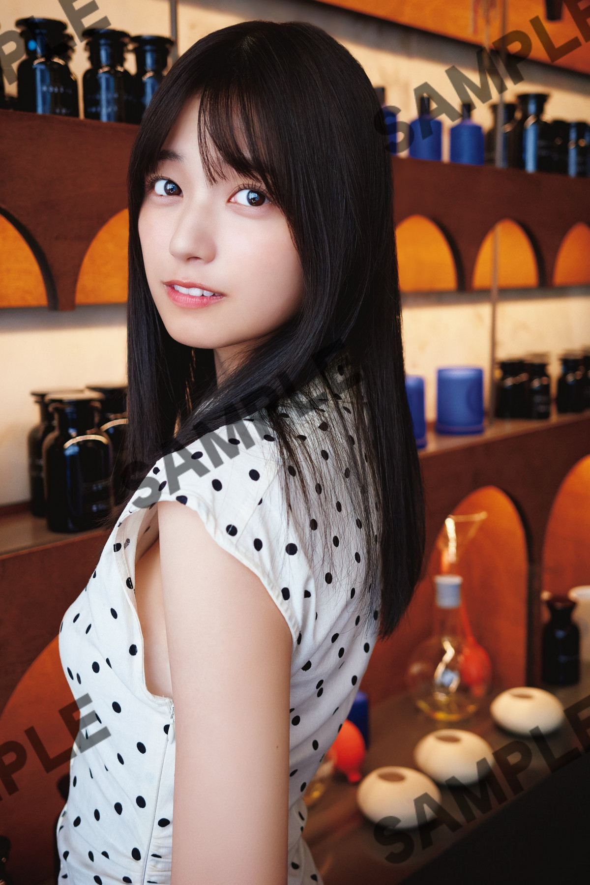 乃木坂46五百城茉央、大人キュートな見返り美人ショット 1st写真集特典