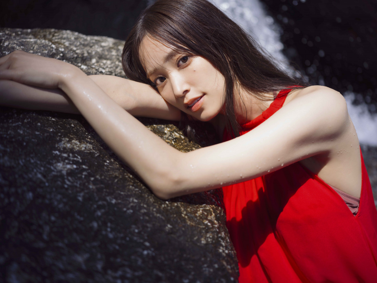 日向坂46佐々木久美、すらり腕が美しい…水しぶきに濡れる艶やか
