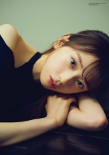 乃木坂46・6期生センター矢田萌華、ソロ初表紙を飾る 圧倒的ビジュアル