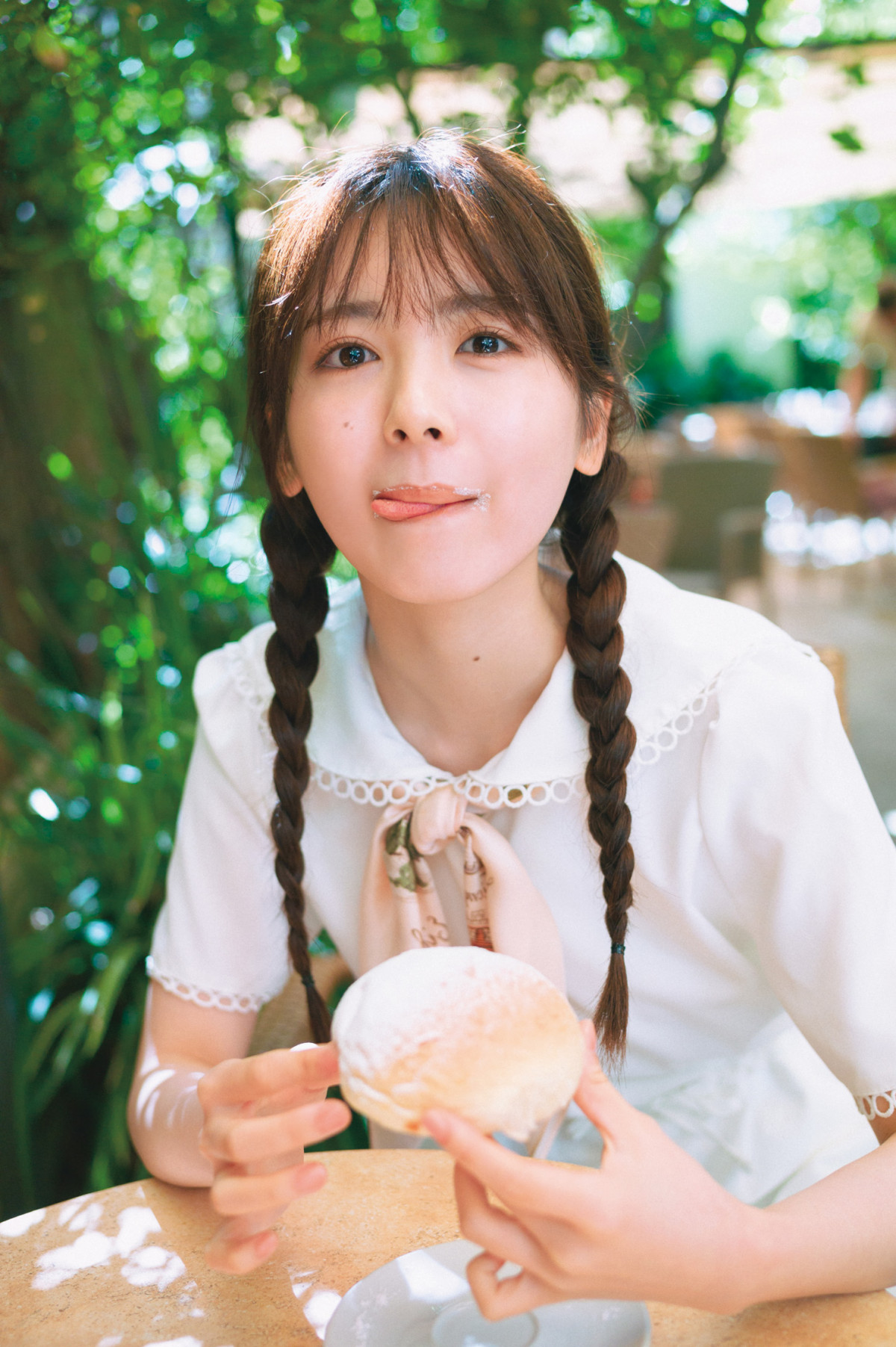 乃木坂46筒井あやめ、三つ編み姿であざとい舌ペロショット 写真集から