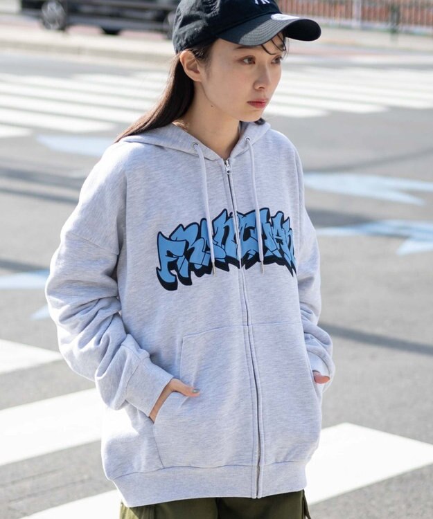 ユニセックス着用ITEM】ワッペンロゴZIPパーカー / WEGO