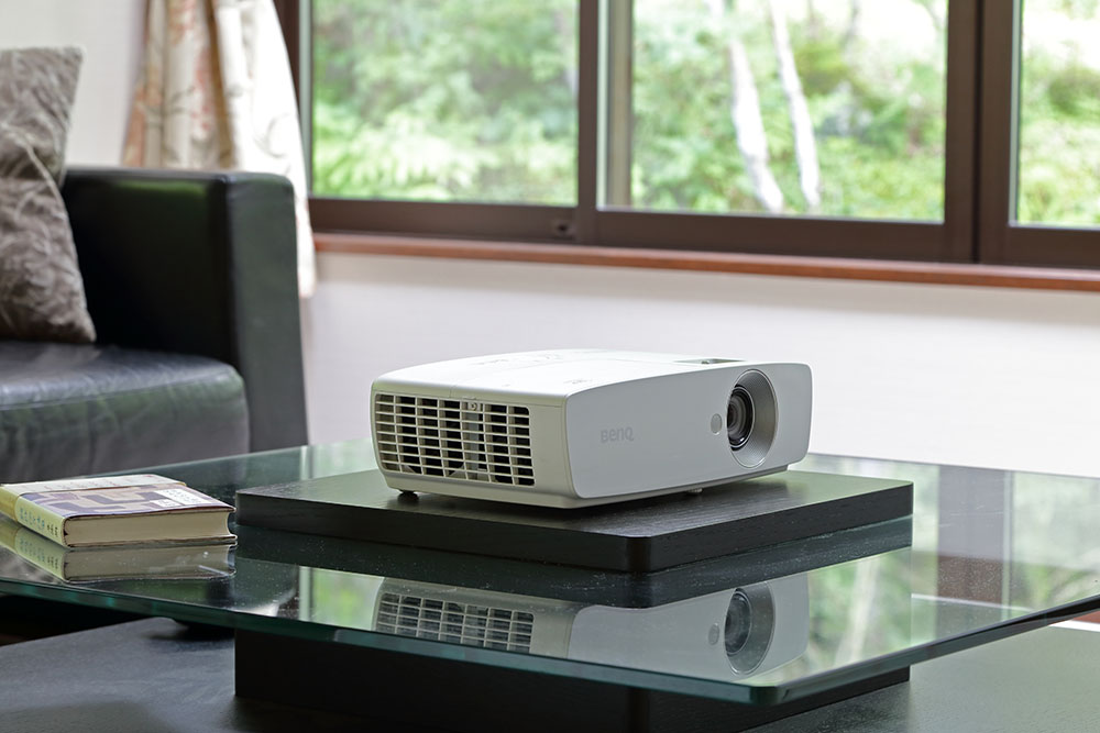 大画面体験が、リビングをエンタメ空間に変える。BenQ「HT3550」は